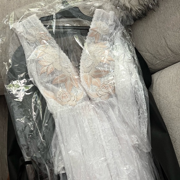 Wedding dress NEVER worn size small from Argentinian designer Natalia Antolin - Picture 8 of 9